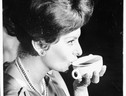 Sofia Loren in una foto di archivio mentre beve una tazza di tè (ANSA)