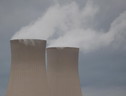 Le torri di raffreddamento della centrale nucleare di Grohnde, in Germania. Il decommissionamento è iniziato il 1 gennaio. (ANSA)