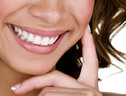Denti bianchi senza rischi, attenzione a fretta e a fai-da-te (ANSA)