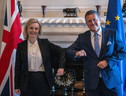 Il vicepresidente della Commissione Maros Sefcovic e la negoziatrice britannica e segretario di Stato per gli Affari Esteri, Liz Truss (ANSA)