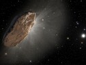 Rappresentazione artistica della come interstellare 'Oumuamua, mentre liera ossigeno avvicinandosi al Sole (fonte: NASA, ESA , Joseph Olmsted e Frank Summers di STScI) (ANSA)