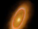 L'anello osservato intorno alla stella Fomalhaut. L'immagine è il frutto della combinazione delle immagini ottenute dai telescopi Webb, Hubble e Alma (fonte: Adam Block) (ANSA)