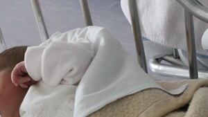 Aumentano casi gravi da enterovirus nei neonati, 7 decessi in Francia (ANSA)
