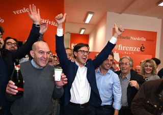 Dario Nardella festeggia nel suo comitato elettorale (ANSA)
