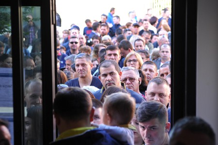 Elettori in fila a Torino