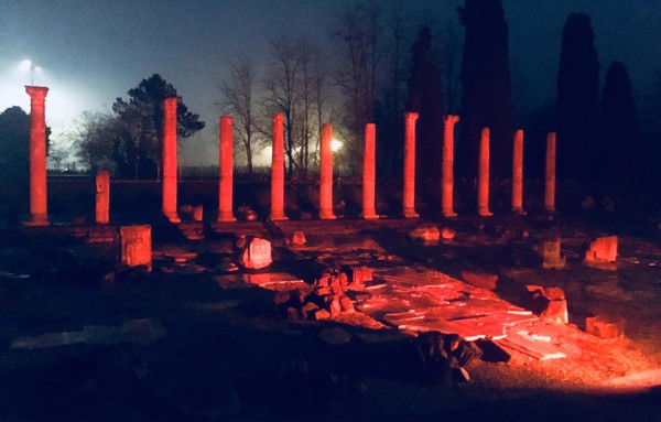 Il Foro di Aquileia illuminato di rosso © ANSA