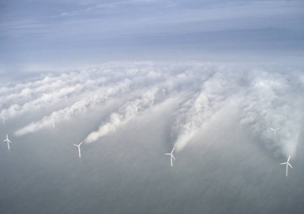Un'immagine aerea del parco eolico offshore di Horns Rev, sul mare del nord in Danimarca (foto d'archivio) © Ansa