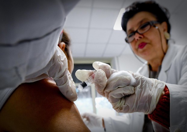 Una bambina viene vaccinata in un ambulatorio © ANSA