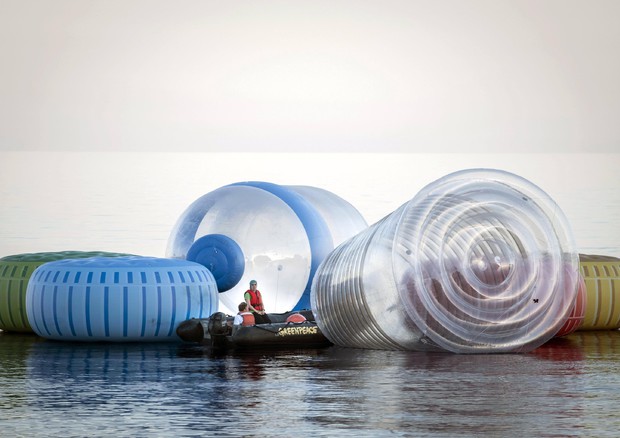 Un'immagine della campagna di Greenpeace 'Meno plastica' in mare © ANSA