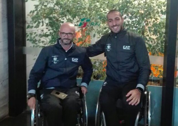 Treni, più assistenza disabili, nel 2017 210mila interventi. Da sinistra gli atleti paraolimpici Alessio Sarri e Papi in una sala Blu © Ansa
