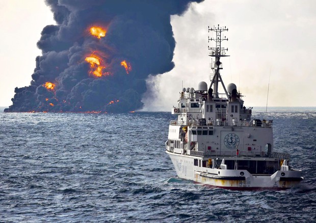 La petroliera affondata e il greggio a fuoco © AP