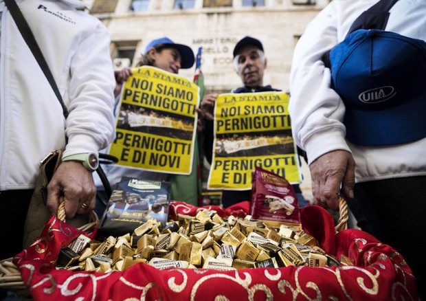 Pernigotti, lavoratori in presidio regalano cioccolatini © ANSA