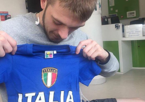 Il padre di Alfie, Tom, con una maglia dell'Italia per il piccolo (Foto dal suo  profilo Facebook) © ANSA