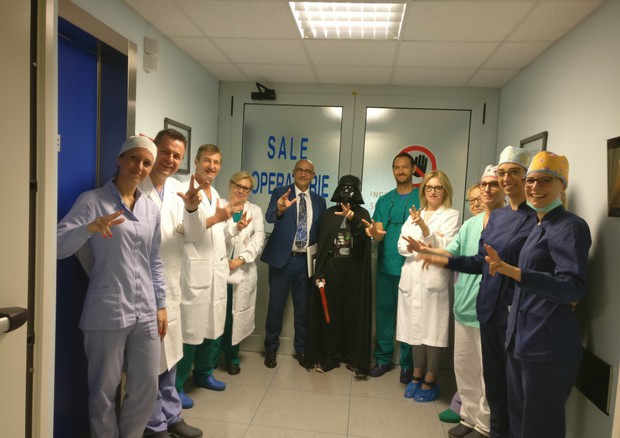 L'equipe di Odontoiatria di comunità dell'ospedale di Piove di Sacco (Padova) impegnati in una iniziativa per far passare la paura ad un bimbo autistico © Ansa