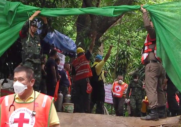 Thailandia: quinto ragazzo portato in ospedale in elicottero © EPA