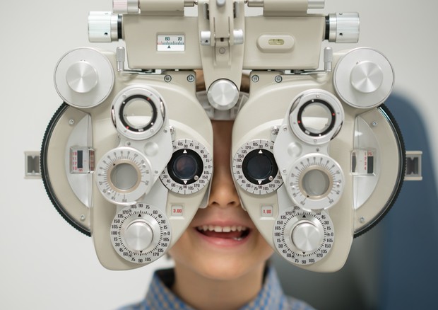 Un controllo della vista ad un bambino © Ansa