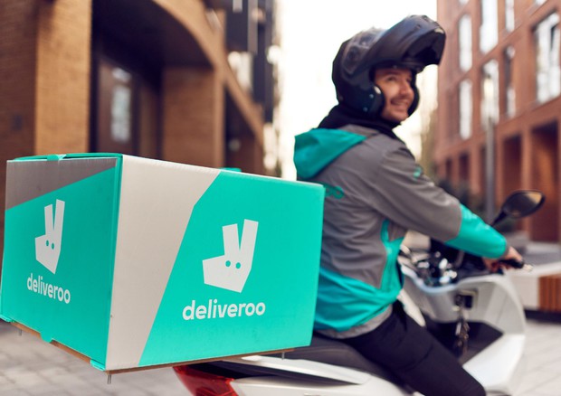 Una consegna di Deliveroo © Ansa