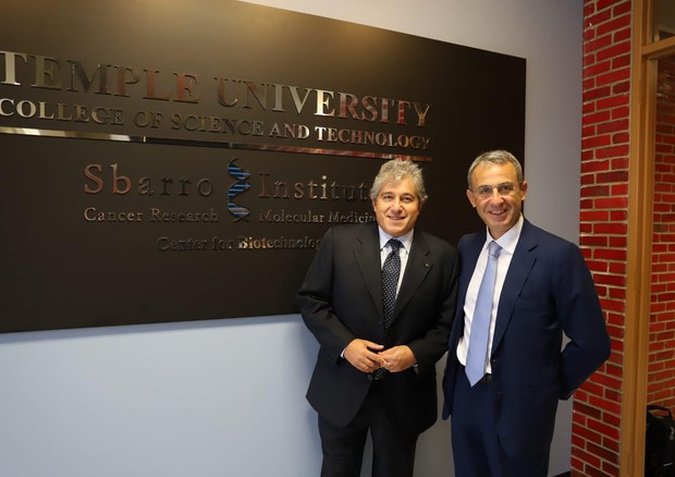 Il professor Antonio Giordano (a sinistra) con il ministro Sergio Costa © Ansa