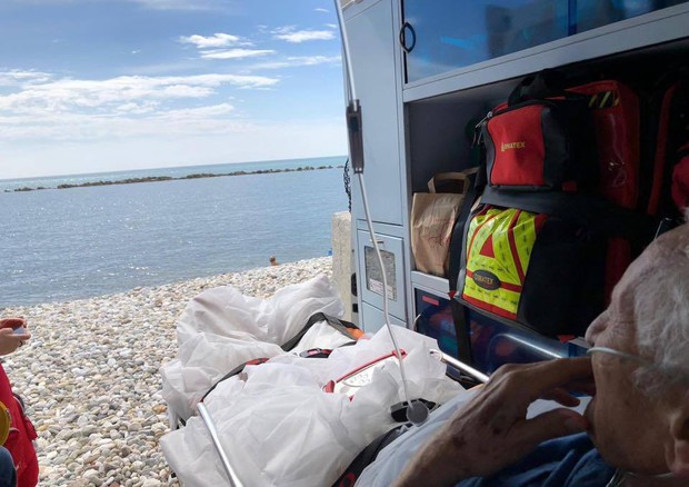 Anziano chiede di vedere il mare, ambulanza si ferma © ANSA