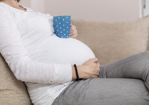 Con tè e caffè in gravidanza possibili rischi per il bebè © Ansa