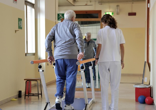 In Italia primo trapianto al mondo di vertebre umane. Il paziente in riabilitazione © ANSA