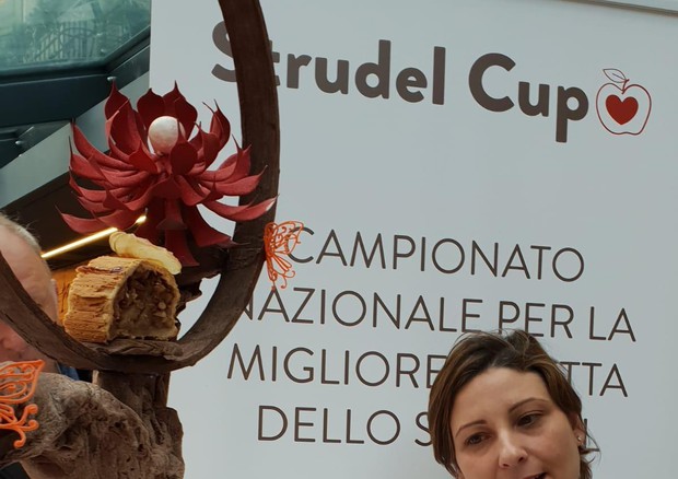 Fatima Lucchese di Bretonico la vincitrice del primo Strudel Cup, con il suo dolce: 'La farfalla del Trentino' (fonte: Alpecimbra.it) © Ansa