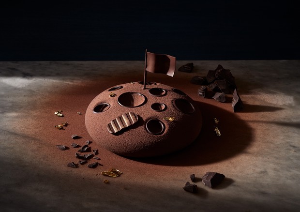Arriva Cioccoluna, torta mousse che riproduce la superficie lunare. A realizzarla, per ricordare lo sbarco sulla luna, sono i Maestri della Scuola del Cioccolato Perugina (fonte: Perugina) © Ansa