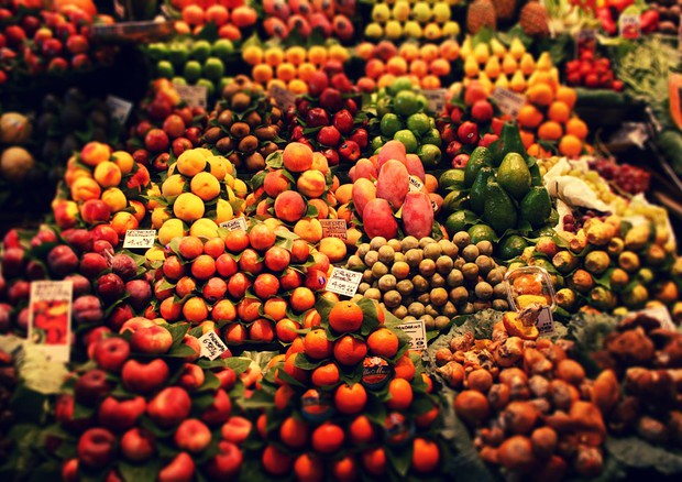 Un banco di frutta al mercato (fonte: Pixabay) © Ansa