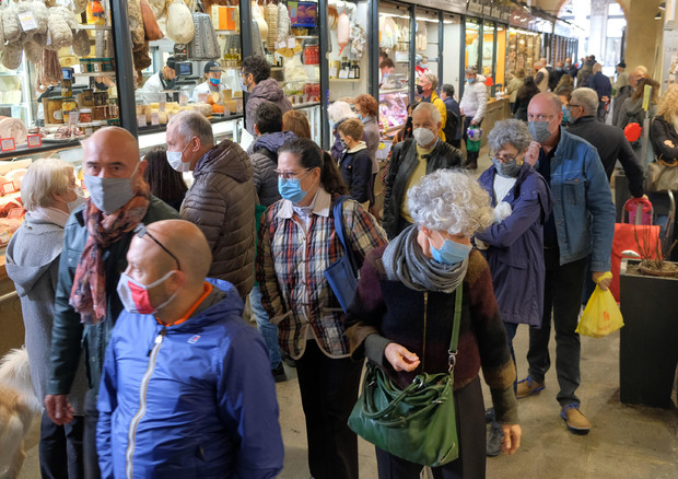 Gente in un mercato a Padova © ANSA