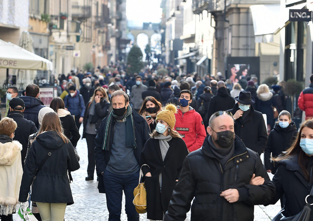 Folla a Torino per lo shopping © ANSA