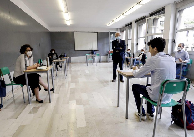 Uno studente durante la prova orale all'esame di maturita' in un liceo di Milano © ANSA