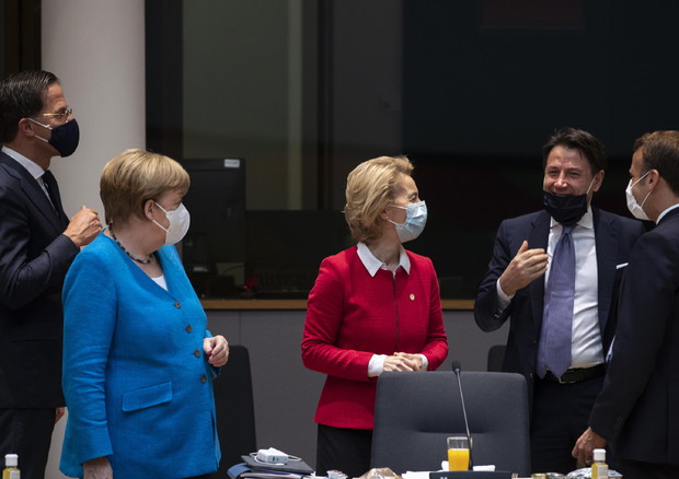 Mark Rutte, Angela Merkel, Ursula von der Leyen, Giuseppe Conte e Emmanuel Macron © 