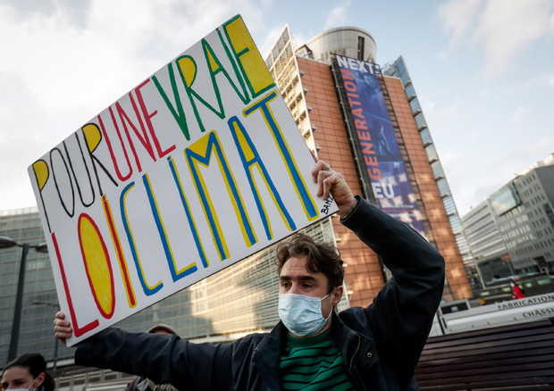 Attivista per il clima manifesta davanti alle istituzioni europee © EPA