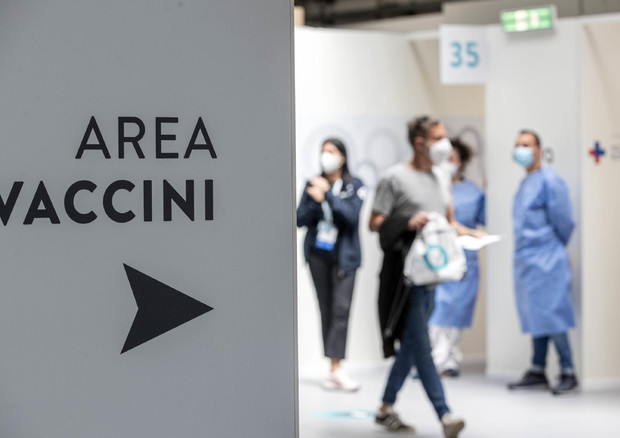 Un centro vaccinale a Roma © ANSA