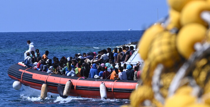 Un barcone a Lampedusa (ANSA)