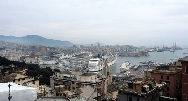 Navi da crociera nel porto di Genova [ARCHIVE MATERIAL 20151027 ]
