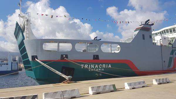 La nuova nave 'Trinacria' del gruppo Bluferries al molo Norimberga a Messina.