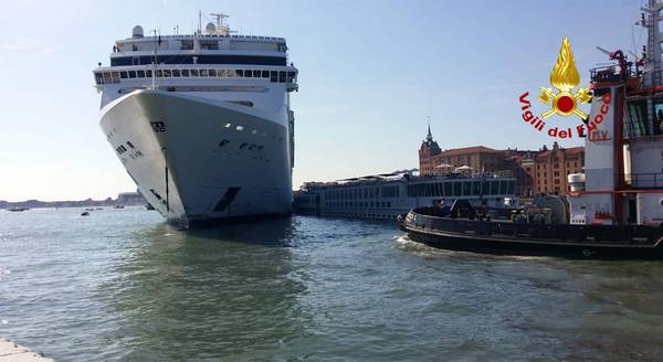 Incidente tra nave crociera e battello a Venezia