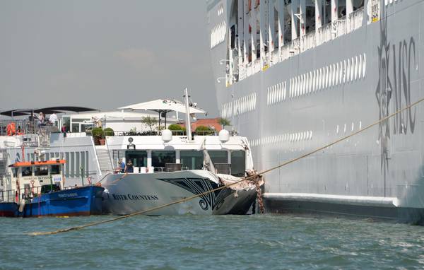 Il Pm indaga sull'incidente a Venezia, crociera annullata