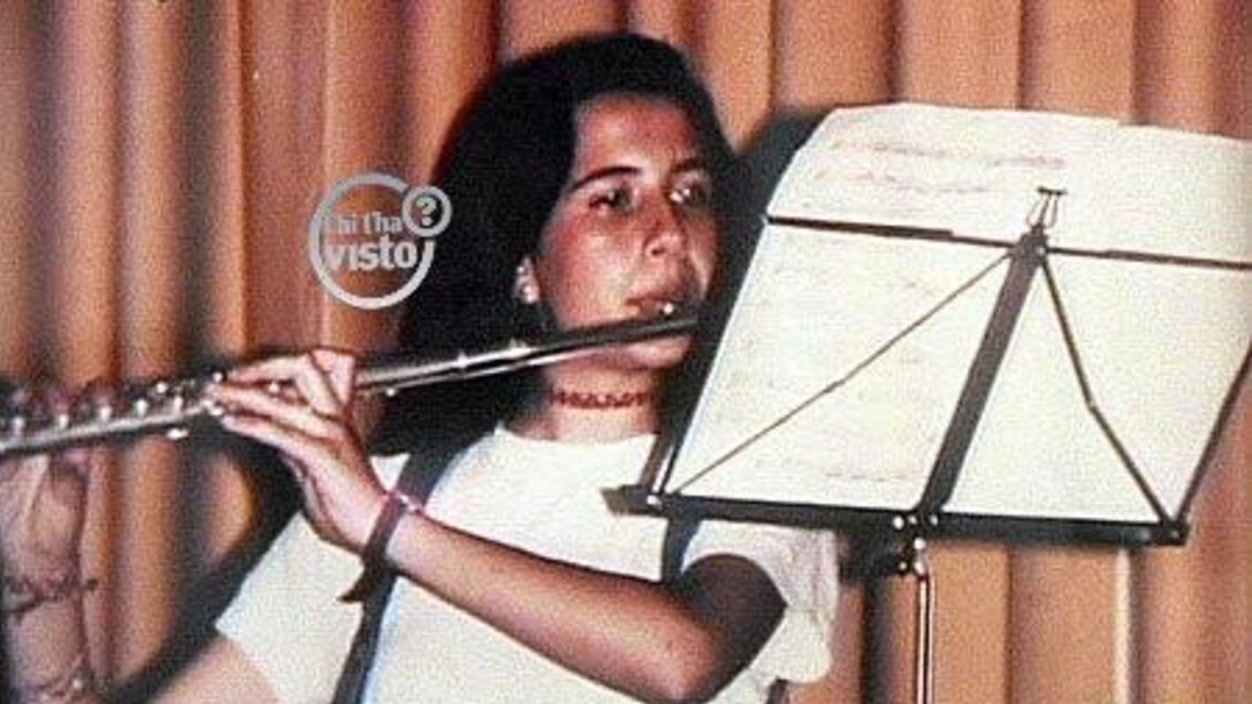 Una foto di Emanuela Orlandi che suona il flauto mostrata da Chi l 'ha visto - RIPRODUZIONE RISERVATA