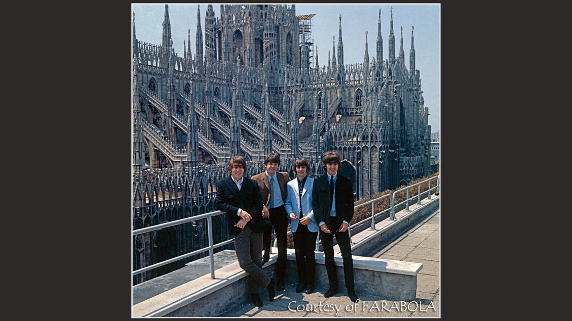 I Beatles in posa sulla terrazza dell'hotel Duomo a Milano (foto di Farabola)