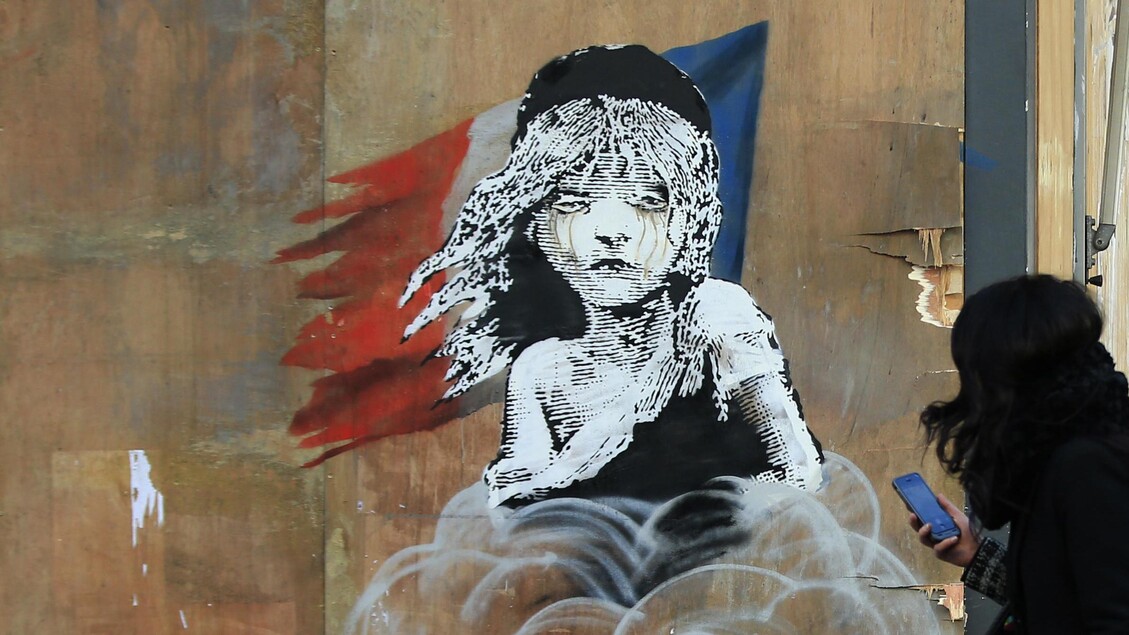 Il murale di Banksy di fronte all'ambasciata francese a Londra