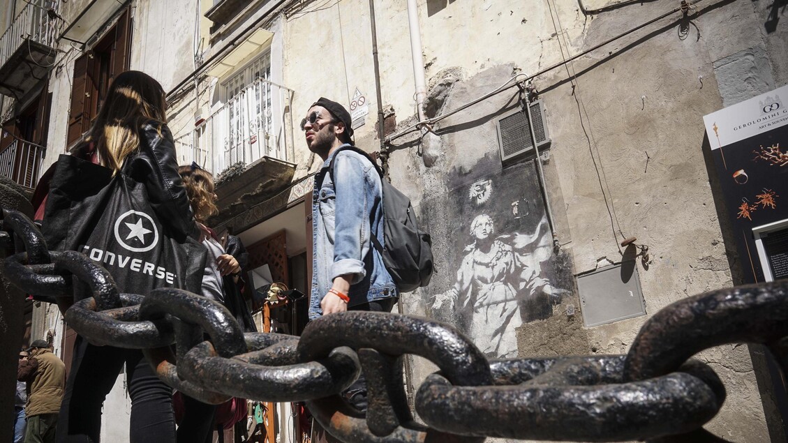 Napoli, una teca protegge Banksy (Foto Cesare Abbate e Mariano Russo)
