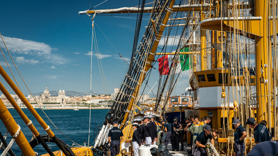 La partenza della nave Vespucci dal porto di Marsiglia - RIPRODUZIONE RISERVATA