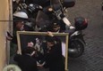 I carabinieri rimuovono 'I bari' dal muro © ANSA