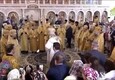 Il patriarca Kirill scivola sull'acqua santa e cade durante la funzione (ANSA)