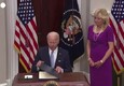 Usa, Biden firma la legge per la stretta sulle armi (ANSA)
