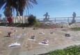 Naufragio migranti, scarpette e peluche a Crotone per ricordare i bimbi morti in mare (ANSA)