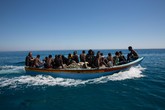 Un barcone di migranti nel Mediterraneo (ANSA)