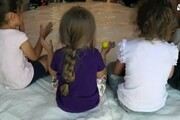 Bambini giocano in una tenda ad Amatrice